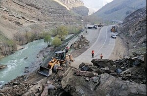 مسدود شدن محور هراز به دلیل ریزش کوه