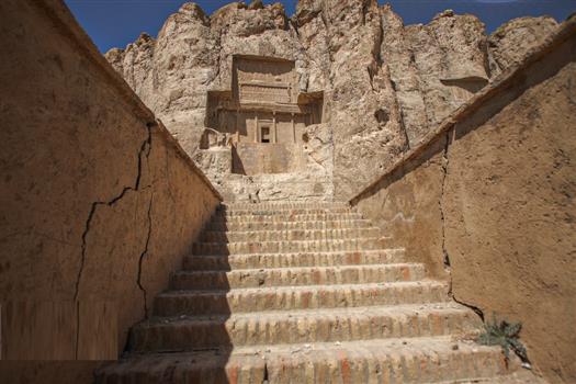 نقش رستم فرونشست
