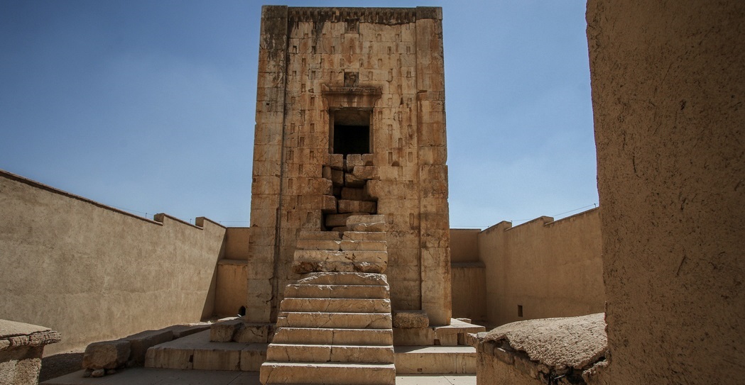 نقش رستم فرونشست
