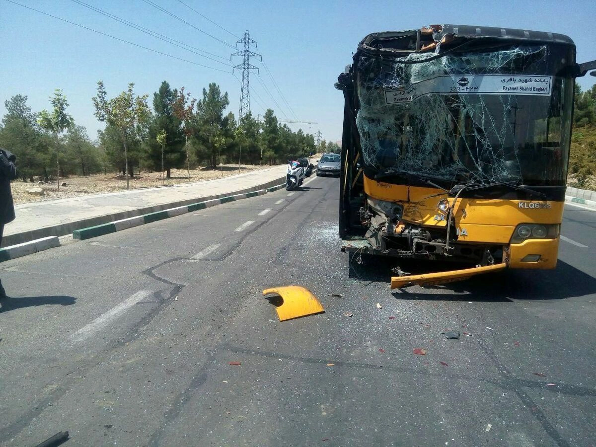 برخورد اتوبوس شرکت واحد با دیوار در بزرگراه ستاری؛ ۲ نفر مصدوم شدند