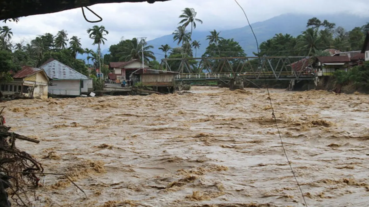 سیل مرگبار در اندونزی؛ دست‌کم ۸۴ نفر جان باختند
