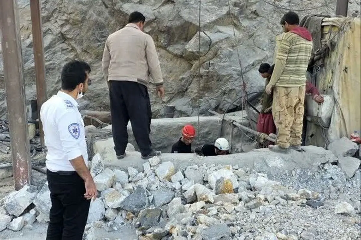 ریزش معدن کوشک بافق؛ محبوس شدن ۲۴ کارگر و نجات همه افراد از زیر آوار